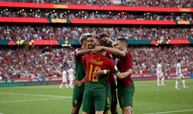  梅斯德比战万人空巷激情四射  