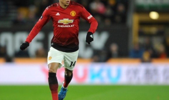  纽卡斯尔爆冷击败曼联升第四，  