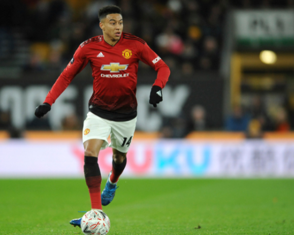  纽卡斯尔爆冷击败曼联升第四，  